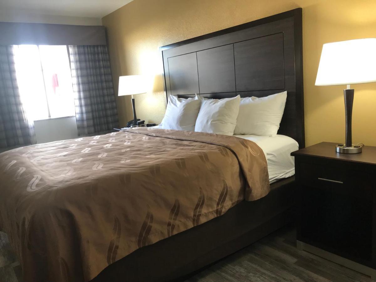 Quality Inn & Suites Near Downtown Mesa Exteriér fotografie